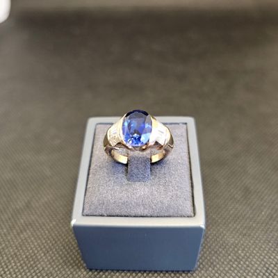 l'image d'une bague contenant une pierre bleue