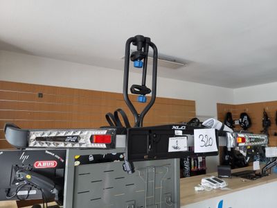 une photo d'un poste de travail sur lequel se trouvent de nombreux équipements
