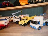 de nombreux camions miniatures alignés sur une étagère
