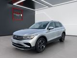 un SUV Volkswagen argenté garé dans un showroom
