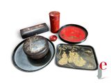 quatre types différents de plateaux décoratifs posés sur la table