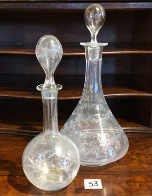 deux vases en verre posés sur une table l'un à côté de l'autre