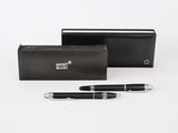 un stylo noir et une boîte sur laquelle figure un logo blanc