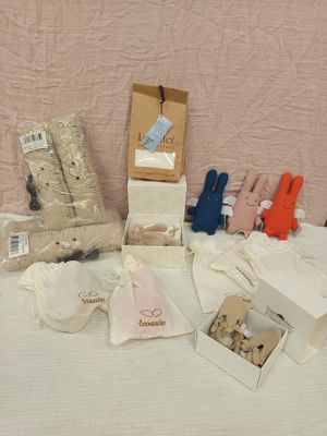 de nombreux objets posés sur une table avec un fond rose