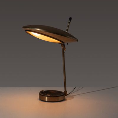 gros plan d'une lampe sur une table à fond blanc