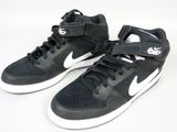 Baskets montantes Nike Air Force en noir et blanc sur fond blanc