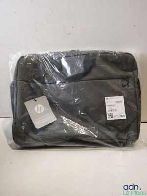 un sac emballé dans du plastique et posé sur une table