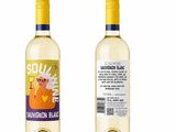 deux bouteilles de vin blanc sur fond blanc, avec un bouchon jaune
