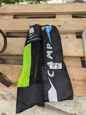 une paire de skis posée sur une palette à côté d'une autre paire de skis