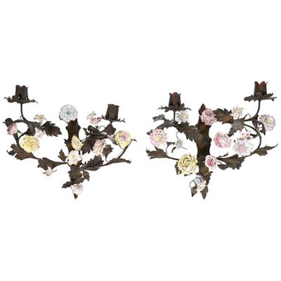 PAIRE D’APPLIQUES DANS LE GOUT LOUIS XV en tôle et porcelain… - Photo 1