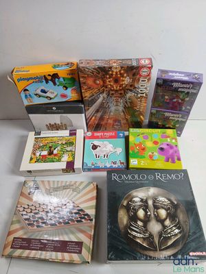 divers livres et jeux pour enfants disposés sur une table