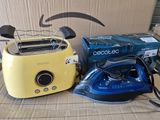un grille-pain jaune et un fer à repasser bleu posés sur une boîte en carton