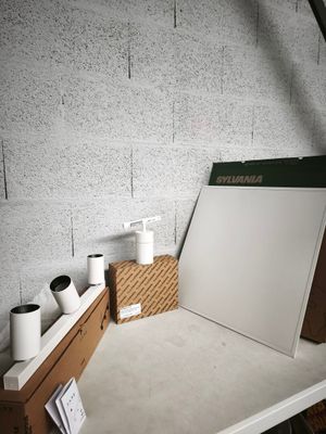 une photo d'un bureau sur lequel se trouve un tableau blanc