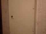 une photo d'une salle de bains avec des toilettes et une fenêtre