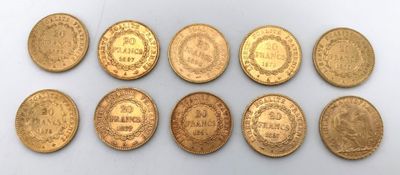 gros plan d'un paquet de pièces d'or sur une surface blanche