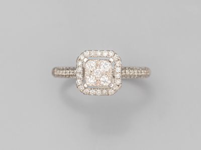une bague en diamant et en or blanc 18 carats