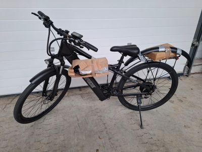 un vélo garé devant une porte de garage