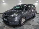 la voiture grise est garée sur un sol en damier dans le garage
