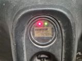 une image montrant un gros plan du tableau de bord d'une voiture