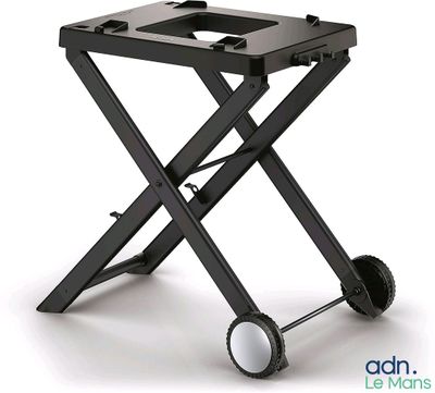 une table noire munie de roulettes, sur fond blanc