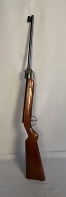 le fusil est posé sur la table, prêt à être utilisé