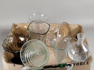 une boîte en carton contenant tout un tas d'objets en verre