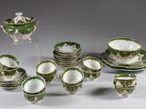 plusieurs pièces de porcelaine verte et blanche posées sur une table