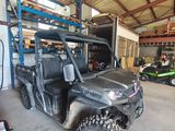 une photo d'un véhicule utilitaire garé dans un garage