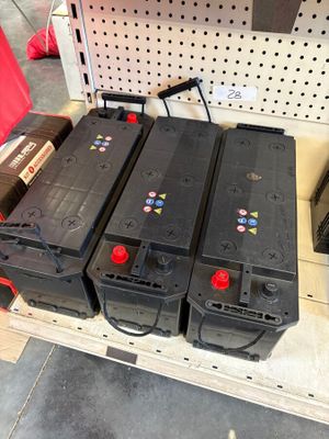 les trois piles qui se trouvent sur l'étagère du magasin