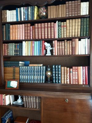une étagère contenant beaucoup de livres
