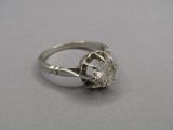 gros plan d'une bague en diamant sur une surface grise