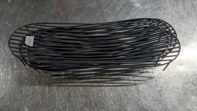 un gros plan sur un enchevêtrement de fils noirs posés sur une surface métallique