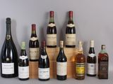 plusieurs bouteilles de vin sont alignées sur une table