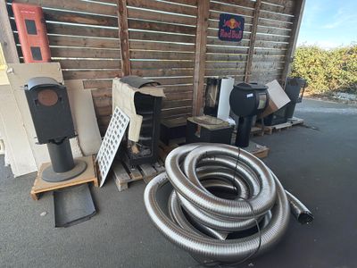 a pile of junk that is on the ground next to a building