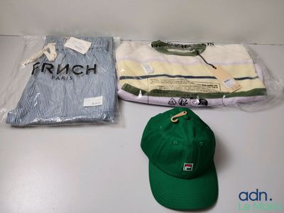 un chapeau, une chemise et d'autres objets posés sur une table