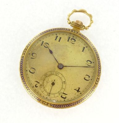 gros plan d'une montre de poche en or sur une surface blanche