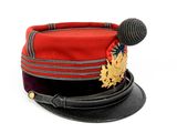 un chapeau rouge orné d'un ruban noir et d'un micro