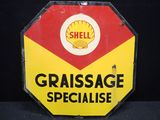 un panneau rouge et jaune orné d'un logo représentant un coquillage