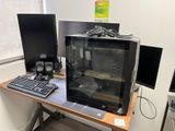 un bureau sur lequel se trouvent un ordinateur, un clavier et un écran