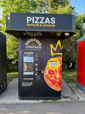 deux distributeurs automatiques sur lesquels sont représentées des pizzas