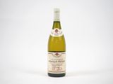 la bouteille de vin blanc est posée sur une surface blanche
