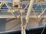 un bateau amarré dans l'eau près d'un quai