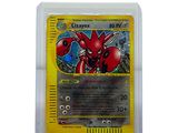 gros plan d'une carte pokemon dans un étui en plastique