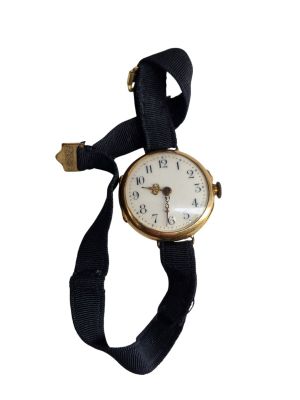 Montre bracelet de dame en or le couvercle ciselé d'un iris,… - Photo 1