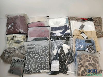 de nombreux sacs de vêtements posés sur une table