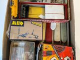 une boîte remplie de jouets variés posée sur une table