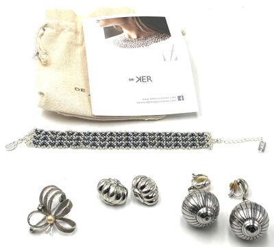 Lot de bijoux fantaisie argentés comprenant un bracelet rigi…