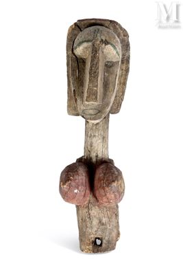 l'image d'une statue en bois représentant un homme coiffé d'un chapeau