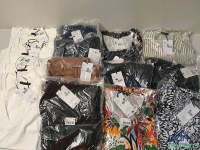 un tas de vêtements posés sur une table