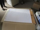 une grande feuille de papier posée sur une boîte en carton